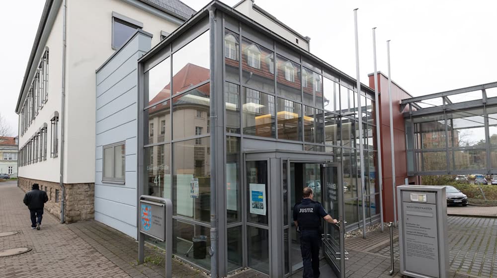 Zum Prozessauftakt hatte der Angeklagte erklärt, er habe seine chronisch kranke Frau von ihren Qualen erlösen wollen. (Archivbild) / Foto: Michael Reichel/dpa