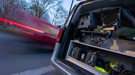 Ein Mann war mit knapp 150 km/h unterwegs. (Symbolbild) / Foto: Peter Kneffel/dpa