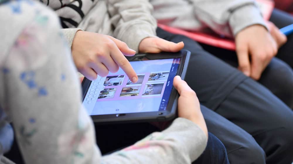 Medienscouts sollen ihre Mitschülerinnen und Mitschüler auf Augenhöhe für den Umgang mit moderner Technik und Informationen im Internet sensibilisieren. (Symbolbild) / Foto: Martin Schutt/dpa-Zentralbild/dpa