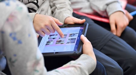Medienscouts sollen ihre Mitschülerinnen und Mitschüler auf Augenhöhe für den Umgang mit moderner Technik und Informationen im Internet sensibilisieren. (Symbolbild) / Foto: Martin Schutt/dpa-Zentralbild/dpa
