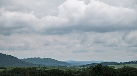 Wolken, Regen und frische Temperaturen versetzen dem Frühling am Mittwoch einen Dämpfer. (Archivbild) / Foto: Daniel Vogl/dpa