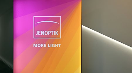 Die Kunden von Jenoptik bestellen wegen der Konjunkturflaute weniger. (Archivbild) / Foto: Martin Schutt/dpa
