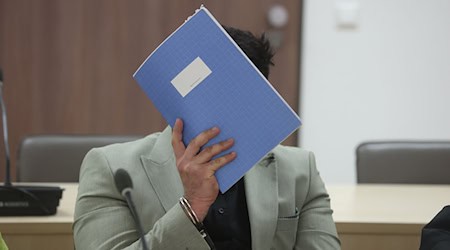Ein gefährlicher Überholversuch hatte im Juli vergangenen Jahres einen Unfall verursacht, bei dem eine Frau ums Leben kam. Für den 25-jährigen Fahrer des Autos fordert die Staatsanwaltschaft nun lebenslange Haft wegen Mordes. (Archivfoto) / Foto: Bodo Schackow/dpa