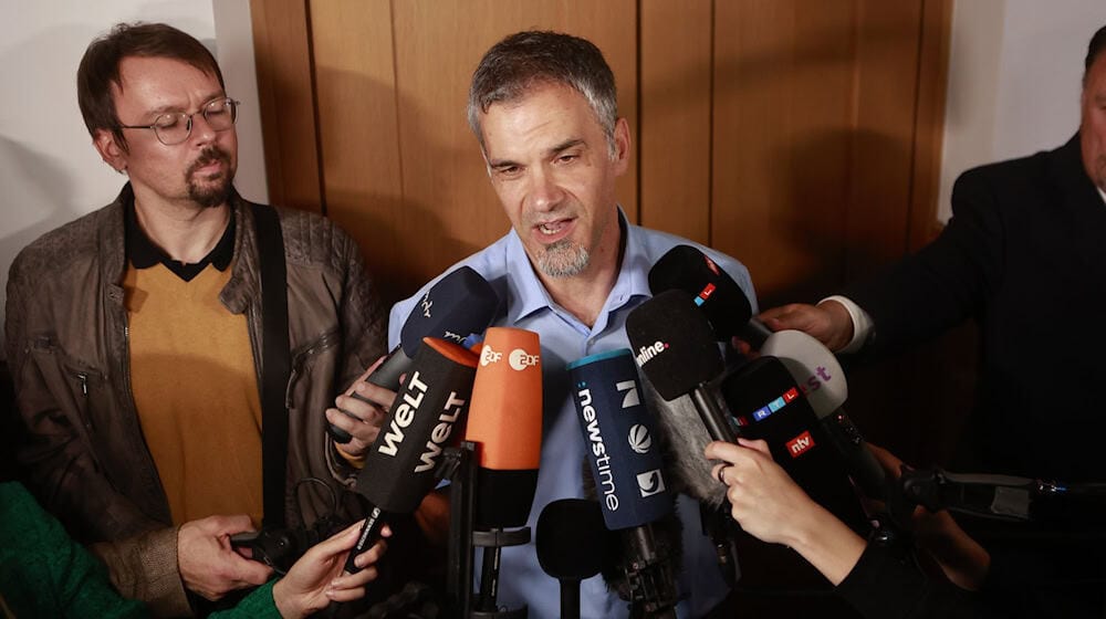 Er spricht sich für eine Gedenktafel mit den Namen aller rund 500 jüdischen Nordhäuser Bürgerinnen und Bürger aus, die Opfer des NS-Terrors geworden sind: Der parteilose Oberbürgermeister der Stadt, Kai Buchmann. (Archivfoto) / Foto: Matthias Bein/dpa