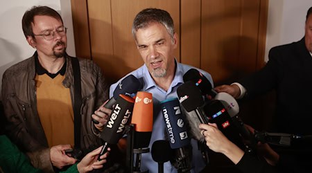 Er spricht sich für eine Gedenktafel mit den Namen aller rund 500 jüdischen Nordhäuser Bürgerinnen und Bürger aus, die Opfer des NS-Terrors geworden sind: Der parteilose Oberbürgermeister der Stadt, Kai Buchmann. (Archivfoto) / Foto: Matthias Bein/dpa