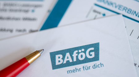 Bafög-Anträge: Bis die Finanzhilfe für Studenten ausgezahlt wird, vergehen in Thüringen etliche Monate - teils sogar mehr als ein Jahr, sagen Studierende. (Symbolfoto) / Foto: Hendrik Schmidt/dpa