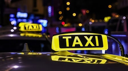 Taxi-Einsätze im Nahverkehr könnten in ländlichen Regionen zur Verbesserung der Mobilitätsangebote beitragen. (Symbolbild) / Foto: Christoph Reichwein/dpa