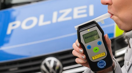 Bei der Autofahrerin hat das Messgerät für den Atemalkoholwert deutlich ausgeschlagen: Die Frau soll mit 4,18 Promille unterwegs gewesen sein. (Symbolbild) / Foto: Julian Stratenschulte/dpa