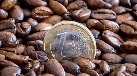 Besonders den Kaffeetrinkern dürfte die Preisentwicklung aufgestoßen sein. / Foto: Jens Büttner/dpa