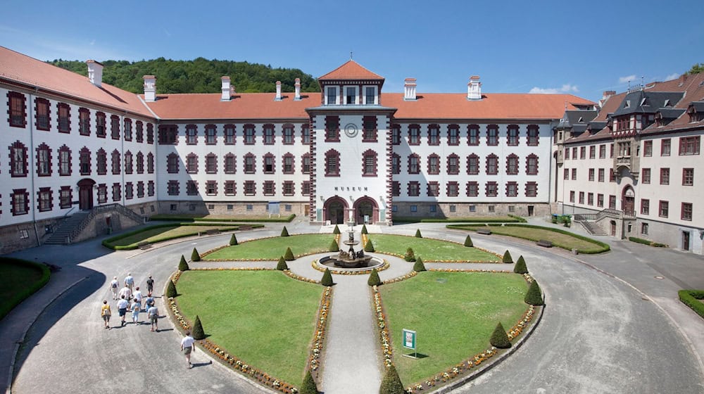 Das Museum soll unter anderem im barocken Schloss Elisabethenburg Platz finden. (Archivbild) / Foto: Michael Reichel/bhg101/dpa