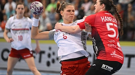 Josefine Hanfland (r) und die Bundesliga-Handballerinnen des Thüringer HC hatten im ersten Playoff-Halbfinalspiel keine Chance gegen die HB Ludwigsburg um die überragende Xenia Smits. / Foto: Marijan Murat/dpa