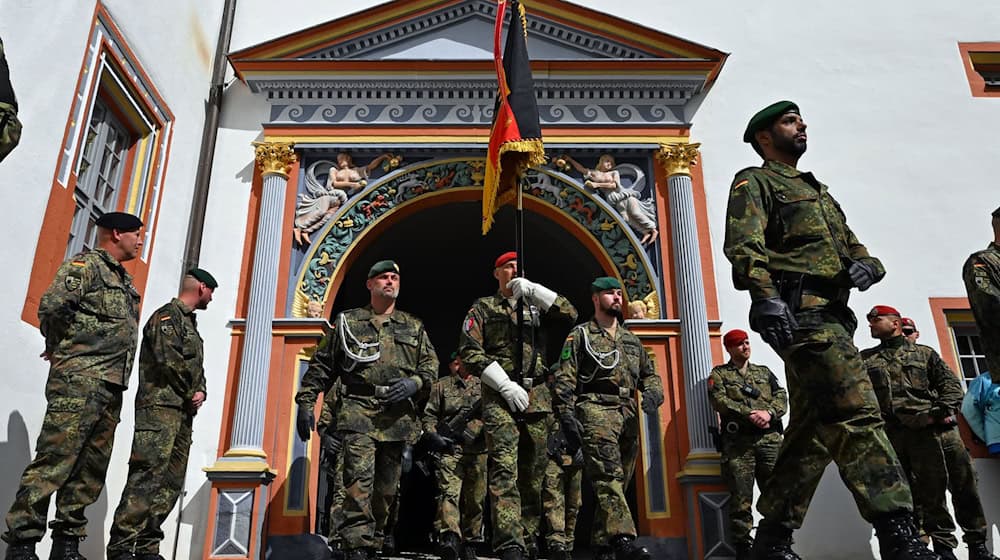 Im Innenhof von Schloss Ehrenstein (Landkreis Gotha) fand der erste Appell mit Gelöbnis des Heimatschutzregiments 5 statt. / Foto: Martin Schutt/dpa