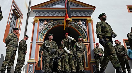 Im Innenhof von Schloss Ehrenstein (Landkreis Gotha) fand der erste Appell mit Gelöbnis des Heimatschutzregiments 5 statt. / Foto: Martin Schutt/dpa
