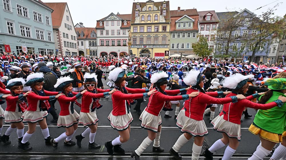 Für die Organisatoren der Thüringer Karnevalsumzüge werden Kosten und Auflagen für Sicherheitsvorkehrungen zunehmend zum Problem. Ein runder Tisch soll nun Lösungen bringen. (Archivfoto) / Foto: Martin Schutt/dpa