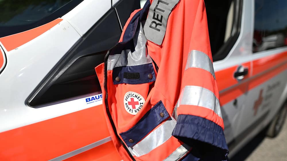 Sanitäter bringen die Verletzten in ein Krankenhaus. (Symbolbild) / Foto: Patrick Seeger/dpa