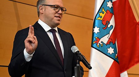 Die Zustimmung für die von Ministerpräsident Mario Voigt (CDU) geführte Koalition aus CDU, BSW und SPD geht laut einer Umfrage zurück. (Archivbild) / Foto: Martin Schutt/dpa