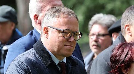 Thüringens Ministerpräsident Mario Voigt (CDU) hielt am 80. Jahrestag der Befreiung vom Nationalsozialismus eine Rede.   / Foto: Bodo Schackow/dpa