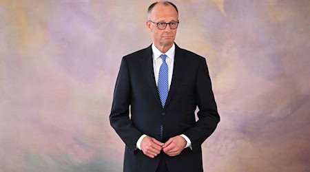 Bundeskanzler Friedrich Merz (CDU) wartet im Schloss Bellevue darauf, die Ernennungsurkunde vom Bundespräsidenten überreicht zu bekommen.  / Foto: Bernd von Jutrczenka/dpa