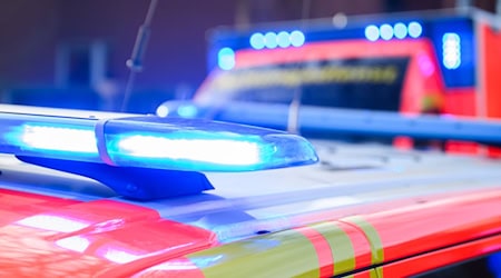 Die Rettungskräfte bringen eine Schwerverletzte 22-Jährige in eine nahegelegene Klinik. (Symbolbild) / Foto: Julian Stratenschulte/dpa