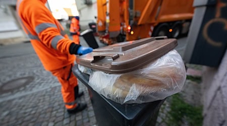 Die Plastiktüte im Biomüll: Aus Sicht der Entsorger in Thüringen bleibt sie auch künftig das häufigste Problem bei der Verunreinigung von Bioabfällen. (Symbolfoto) / Foto: Marijan Murat/dpa