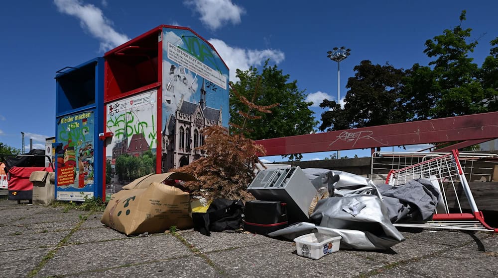 Ein Problem nicht nur in Erfurt: An Sammel-Containern für Altkleider wird auch immer wieder illegal Müll abgelegt. / Foto: Martin Schutt/dpa