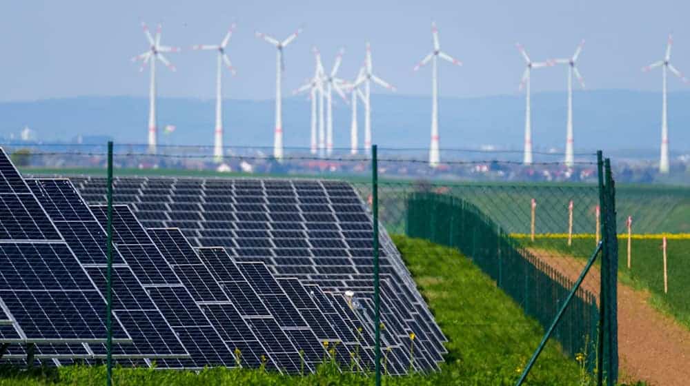 Wegen Zwangsabschaltungen wurden den Betreibern von Anlagen für erneuerbare Energien in Thüringen im vergangenen Jahr 1,48 Millionen Euro ausgezahlt, erklärte die Bundesnetzagentur. (Archiv-Symbolfoto) / Foto: Andreas Arnold/dpa