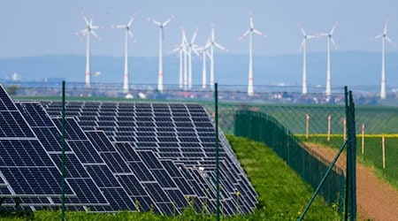 Wegen Zwangsabschaltungen wurden den Betreibern von Anlagen für erneuerbare Energien in Thüringen im vergangenen Jahr 1,48 Millionen Euro ausgezahlt, erklärte die Bundesnetzagentur. (Archiv-Symbolfoto) / Foto: Andreas Arnold/dpa