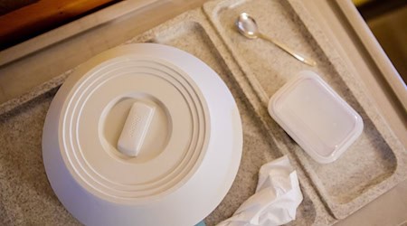 Die Deutsche Gesellschaft für Geriatrie kritisiert, dass das Essen in Krankenhäusern vor allem für alte und schwer kranke Patienten nicht ausreichend Kalorien liefere. (Symbolfoto) / Foto: Christoph Soeder/dpa