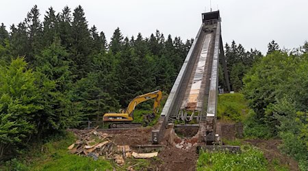 Der fast 60 Jahre alte stählerne Anlaufturm der Inselsbergschanze in Brotterode im Thüringer Wald muss einem Neubau weichen.  / Foto: Martin Schutt/dpa