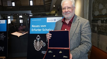 Sven Ostritz, Präsident des Thüringer Landesamtes für Denkmalpflege und Archäologie, zeigt die vier Objekte. / Foto: Bodo Schackow/dpa
