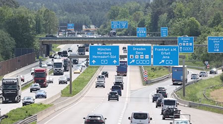 Zum Start der Sommerferien war der Reiseverkehr auf den Thüringer Autobahnen zunächst ruhig. (Symbolfoto) / Foto: Bodo Schackow/dpa