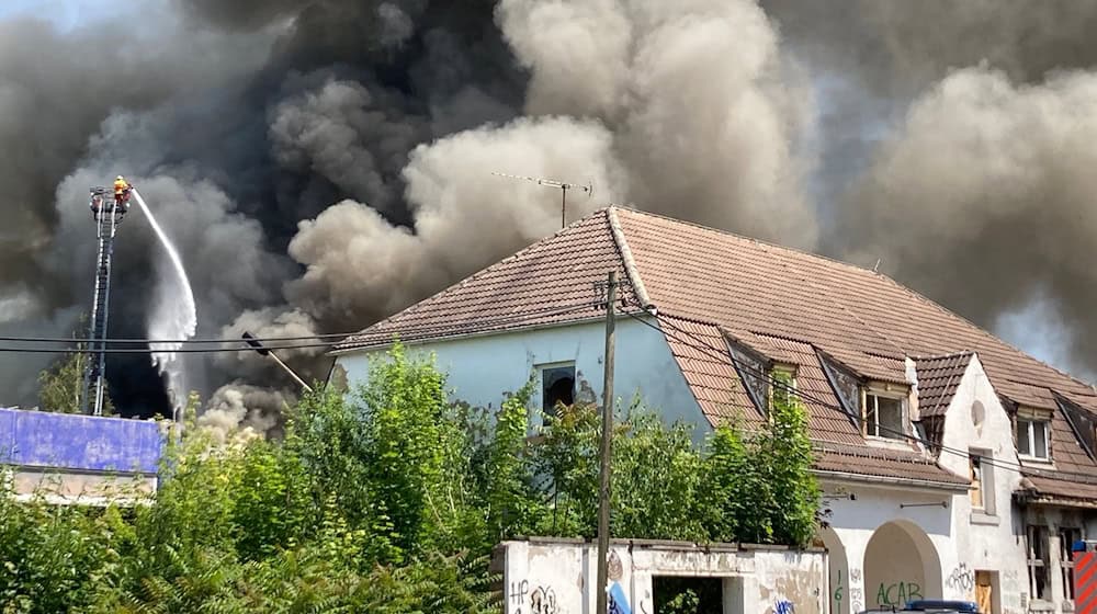 Auf dem alten Schlachthofgelände in Erfurt ist ein Feuer ausgebrochen und Rauch steigt in den Himmel. Anwohner wurden vor Geruchsbelästigung gewarnt. Polizei und Feuerwehr sind vor Ort. / Foto: Marie-Hélèn Frech/dpa