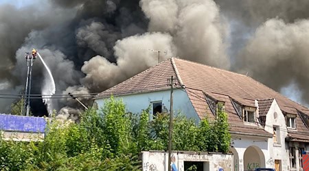 Auf dem alten Schlachthofgelände in Erfurt ist ein Feuer ausgebrochen und Rauch steigt in den Himmel. Anwohner wurden vor Geruchsbelästigung gewarnt. Polizei und Feuerwehr sind vor Ort. / Foto: Marie-Hélèn Frech/dpa