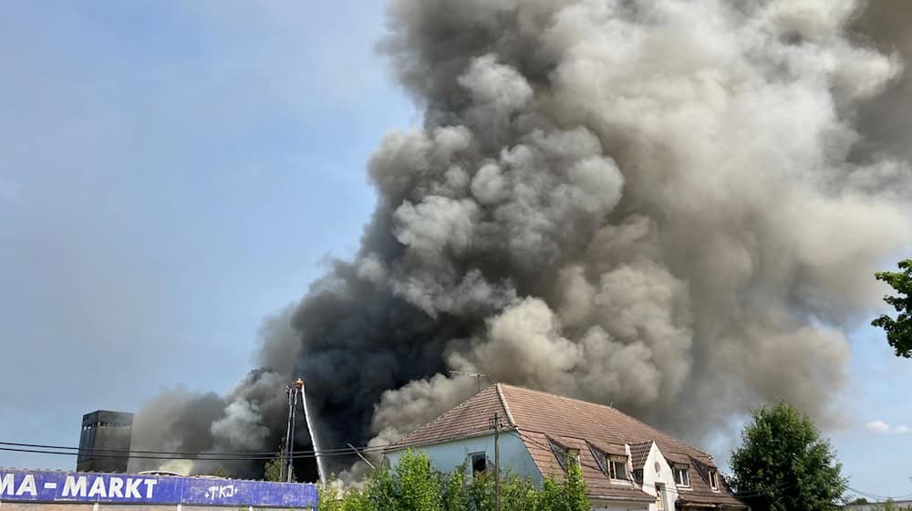 Bereits am Dienstag war das Feuer ausgebrochen. / Foto: Marie-Hélèn Frech/dpa
