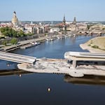 Einstürzende Bauwerke wie die Carolabrücke in Dresden sollen mit einem Forschungsprojekt aus Ilmenau künftig verhindert werden. (Archivfoto) / Foto: Robert Michael/dpa