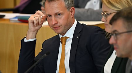 Thüringens CDU-Fraktionschef Andreas Bühl kritisiert den von Bundesgesundheitsministerin Nina Warken (CDU) vorgestellten Hitzeschutzplan für Sportfeste. (Archivfoto) / Foto: Martin Schutt/dpa