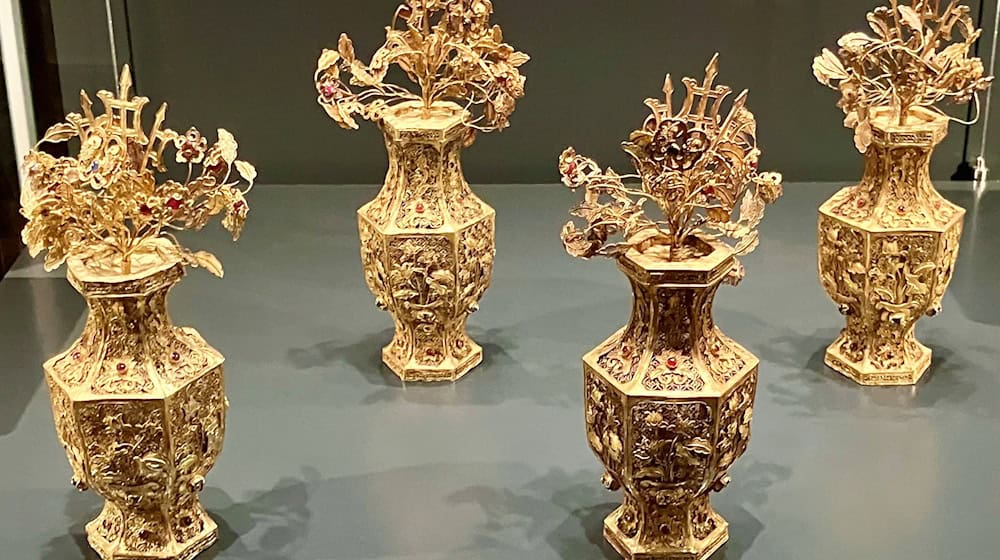 Die Vasen und Goldschmiedearbeiten zeugen von der Pracht und Raffinesse der Goldkunst während der Herrschaft der Ming-Kaiser. / Foto: Annett Gehler/dpa
