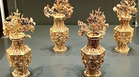 Die Vasen und Goldschmiedearbeiten zeugen von der Pracht und Raffinesse der Goldkunst während der Herrschaft der Ming-Kaiser. / Foto: Annett Gehler/dpa