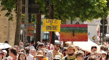 Unter dem Motto «Nie wieder still! – Weil Vielfalt leuchten will!» zogen Tausende Teilnehmer des Christopher Street Days bei sommerlichen Temperaturen durch die Jenaer Innenstadt.  / Foto: Bodo Schackow/dpa