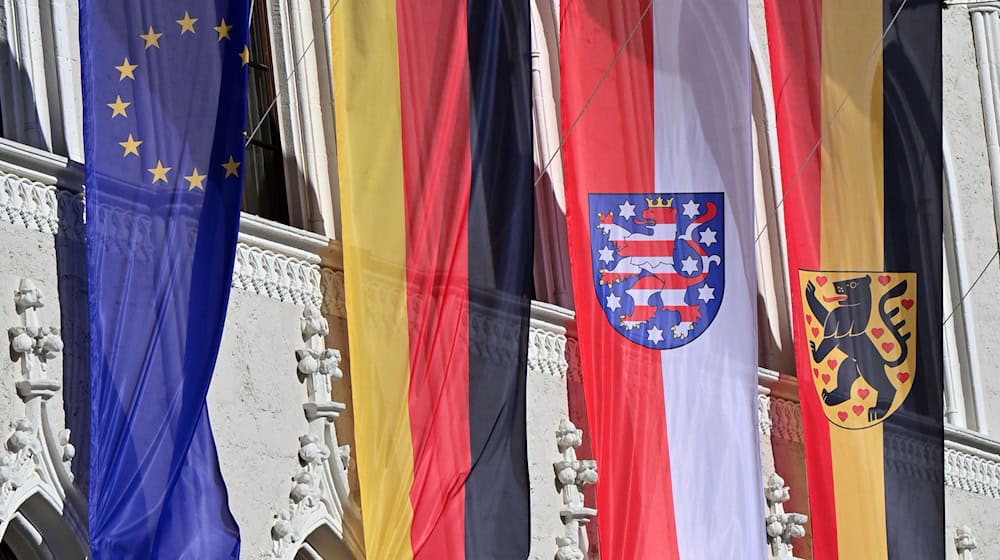  In immer mehr Kreisen in Thüringen wird darüber diskutiert, ob vor Schulen und Verwaltungsgebäuden dauerhaft Flaggen wehen sollten. In Weimar sind ständig gehisste Flaggen derweil nicht neu. / Foto: Martin Schutt/dpa