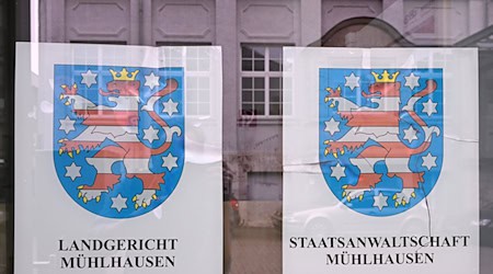 Weil er seine pflegebedürftige Ehefrau umgebracht haben soll, ist ein 85 Jahre alter Mann am Landgericht Mühlhausen angeklagt. Beim nächsten Verhandlungstermin wird ein Urteil erwartet. (Archivbild) / Foto: Martin Schutt/dpa