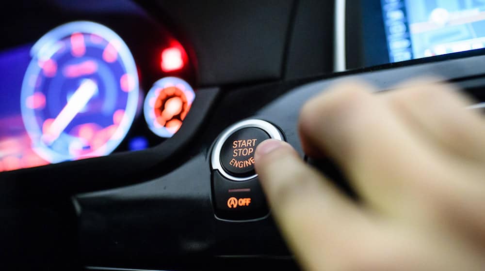 Bei Keyless-Go-Systemen erkennt ein Modul im Auto Funkwellen, wenn sich der Schlüssel nähert und lässt sich dann öffnen sowie starten. (Symbolbild) / Foto: Matthias Balk/dpa/dpa-tmn