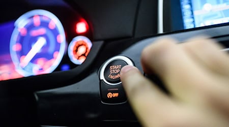 Bei Keyless-Go-Systemen erkennt ein Modul im Auto Funkwellen, wenn sich der Schlüssel nähert und lässt sich dann öffnen sowie starten. (Symbolbild) / Foto: Matthias Balk/dpa/dpa-tmn