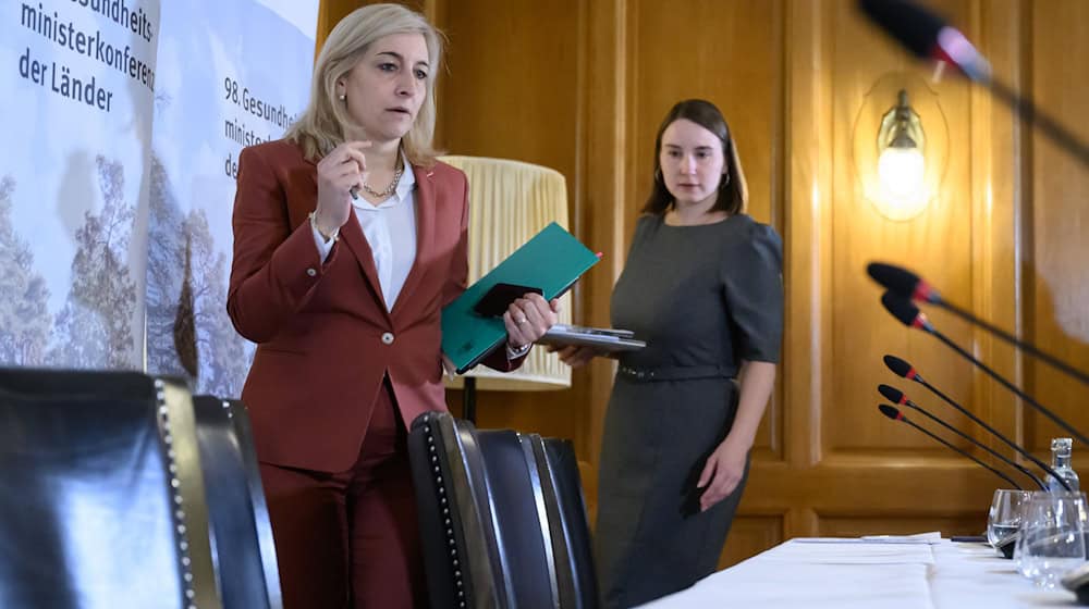 Die Gesundheitsminister der Länder wollen die Ausnahmeregelung im Jugendschutzgesetz kippen, wonach ab 14 Jahren derzeit den Verzehr von Wein und Bier in Begleitung etwa der Eltern in der Öffentlichkeit erlaubt ist. / Foto: Hendrik Schmidt/dpa