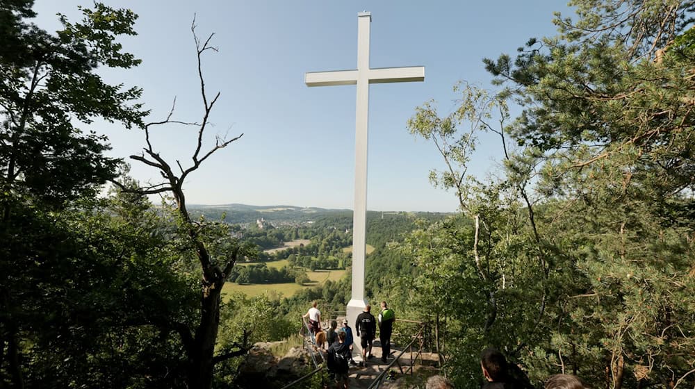 12 Meter hoch und 1,2 Tonnen schwer: Die Stadt Greiz hat ihr Wahrzeichen zurück. Ein Hubschrauber hat das Sophienkreuz, auch «Weißes Kreuz» genannt, am Samstagmorgen zu dem schwer zugänglichen Aussichtspunkt auf dem Hirschstein gebracht. Dort thront das denkmalgeschützte Kreuz bereits seit 1838. Sturm und Witterung hatten dem 1985 installierten, alten Kreuz stark zugesetzt. / Foto: Bodo Schackow/dpa