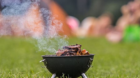 Ein 16 Jahre alter Junge ist beim Grillen im Landkreid Altenburger Land von einer Stichflamme im Gesicht verletzt worden. (Symbolbild) / Foto: Wolfram Kastl/dpa
