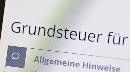 Die Landesregierung will die Reform der Grundsteuer und damit einhergehende Entlastungen ab 1. Januar 2027 umsetzen. (Archivbild) / Foto: Bernd Weißbrod/dpa