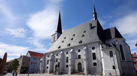 In den heißen Tagen des Sommers sollen Kirchen als Zufluchtsorte für alle zugänglich sein. Dazu hat die Evangelische Kirche in Mitteldeutschland ihre Mitgliedsgemeinden aufgerufen. (Archivfoto) / Foto: picture alliance / ZB