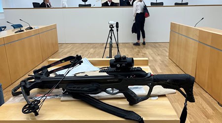 Mit einer Armbrust soll ein 25-Jähriger einen 30-Jährigen in Sonneberg getötet haben. (Archivbild) / Foto: Annett Gehler/dpa