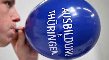 Die Azubis in Thüringen sind einer Umfrage der Thüringer Industrie- und Handelskammern nach recht zufrieden mit ihrer Ausbildung. (Symbolbild) / Foto: Martin Schutt/dpa